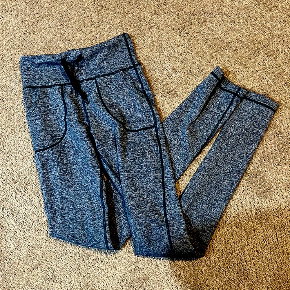 Lululemon joggers size 4, great condition
